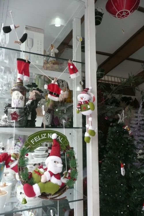 小さなサンタクロースの衣服だけが干されたデザインの雑貨