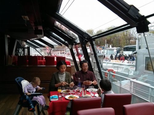 セーヌ川ランチクルーズがよいのは雨が降っても観光が続行できることではないでしょうか