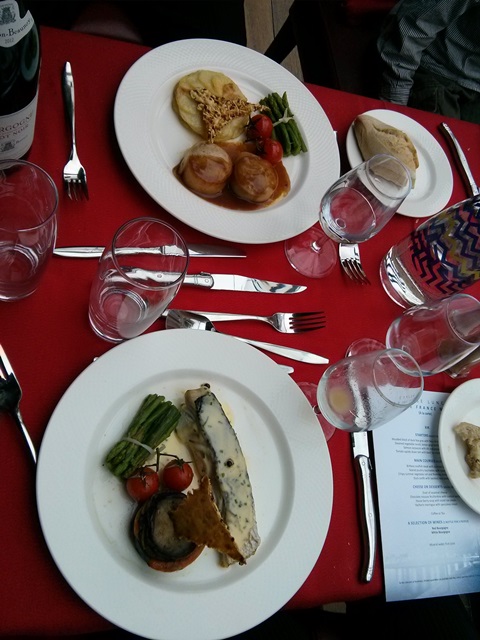 セーヌ川ランチクルーズでは4歳以上は半額料金（でも食事は一人前が出されました）