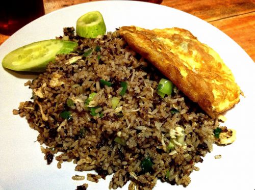 こちらは、ギャングスターという名のナシゴレン。卵付きで約170円。