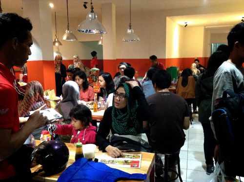 店内はいつも大賑わい