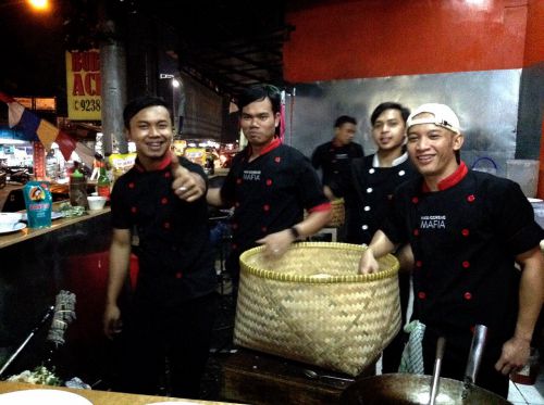 陽気な店員さんたち。前の大きなかごにごはんが入っています