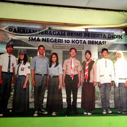 ある高校の制服の看板