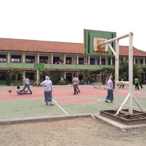 校庭で遊ぶ高校生