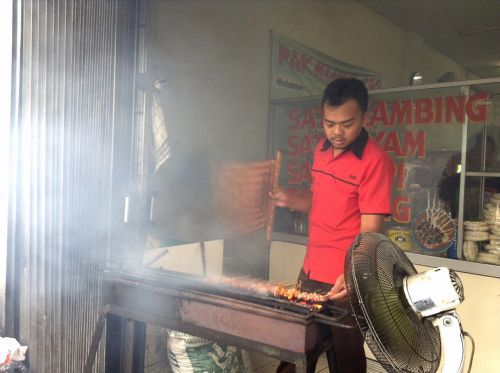店先でサテが焼かれていると、いい香りが漂ってきます