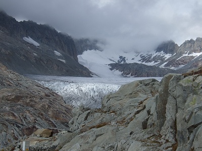 近くにはローヌ氷河が迫力のある姿を見せています。氷河の中を散策することも可能（有料）。