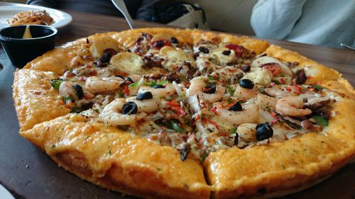 このチェーン店の場合、生地の外側１周にサツマイモのマッシュが入っています