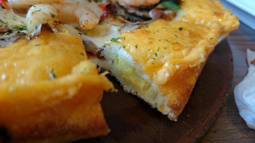 ナイフでカットしたので少し潰れて見えますが、生地の中にサツマイモマッシュが見えます。甘くて意外にピザにも合いますよ！