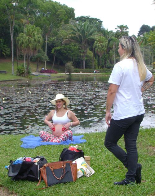 サンパウロ州立植物園で記念撮影する妊婦