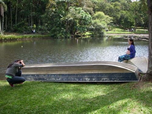 サンパウロ州立植物園で記念撮影する妊婦