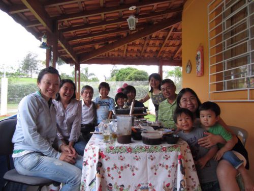 ブラジルでも友人知人とジンギスカンを囲む大浦さん一家（写真：Miyuki Kaba）