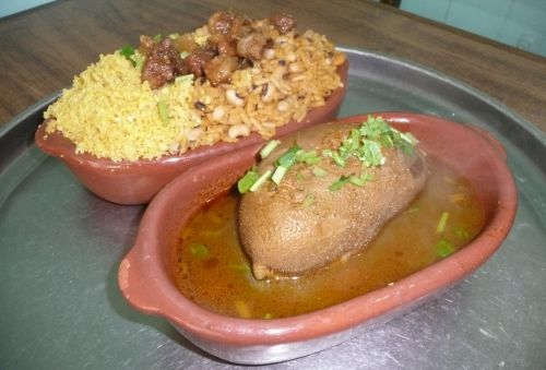 ブシャーダとブラジル東北部名物のご飯メニューであるバイオン・デ・ドイス。ご飯の上の肉はヤギ肉