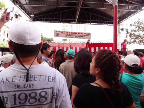 名物の餅つきのデモンストレーションも人だかりに囲まれた第43回餅つき祭りで