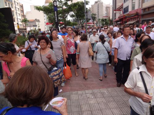 餅やお雑煮を受け取るための長蛇の列