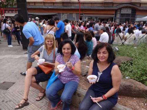 無料で振る舞われたお雑煮を食べるブラジル人女性たち
