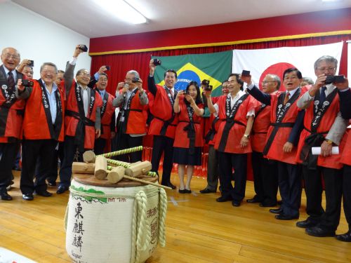 鏡割りの後、乾杯する第43回餅つき大会を主催したリベルダーデ商工会の関係者や後援者のメンバー