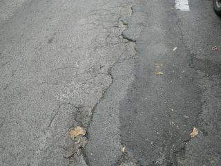 こういう所を自転車で走れば、お尻も痛くなります。