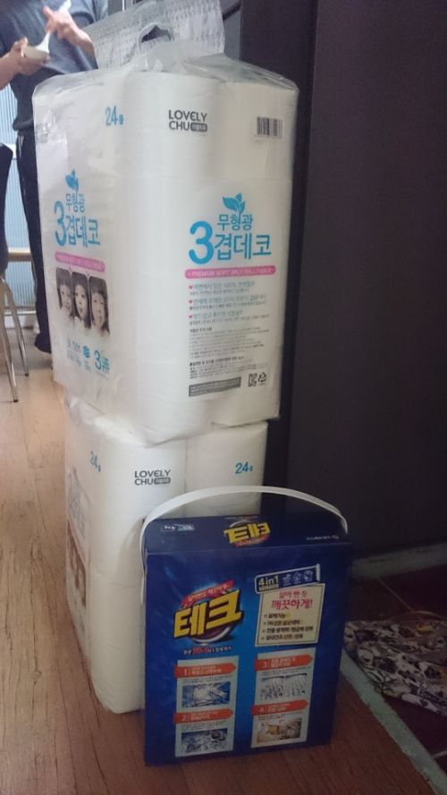 招待客が持ってきてくれたトイレットペーパーと洗濯用洗剤