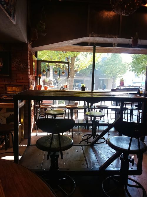 カフェ側はこんなかんじ。日が差し込んで気持ちがいいです。