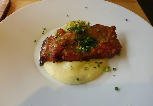 こちらがメイン。下のマッシュポテトももっちりして美味。