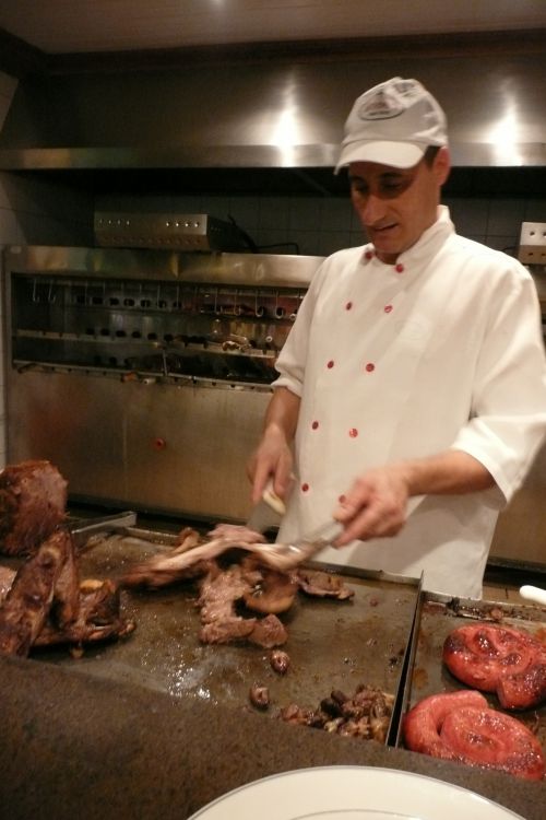 レストランのグリルで焼かれているヒツジ肉