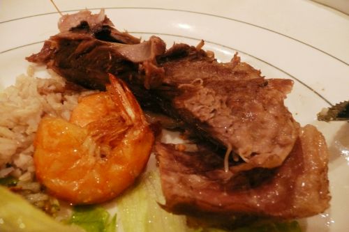 グリルされたヒツジ肉を盛ったお皿