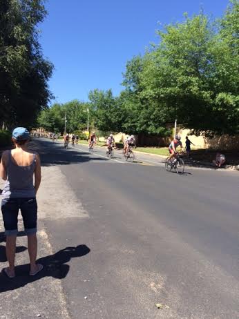 目の前を、スピードにのった自転車が駆け抜けていきます。