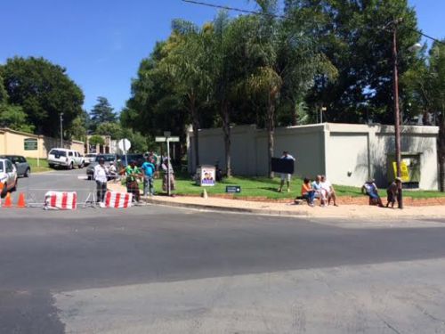 沿道で応援する人は、道端に座り込んだりイスを持参する人も。