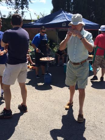 グリル台でこんがりと焼かれたベーコンをパンにはさんだベーコンロールが振舞われました。