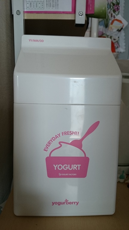 熱湯を入れた容器に、一回り小さな容器に入れた牛乳とヨーグルト飲料を一晩放置します