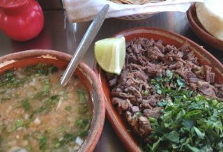 メキシコの「ヒツジの炭焼き」おいしそ〜