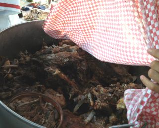 どっかん！と大鍋に山盛りのお肉もあっという間に。。。