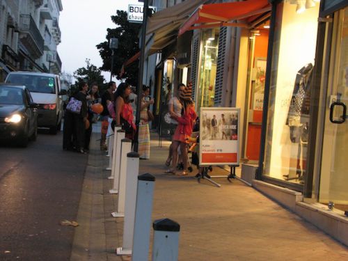 子供たちは町のお店を一軒ずつまわってお菓子をもらいます