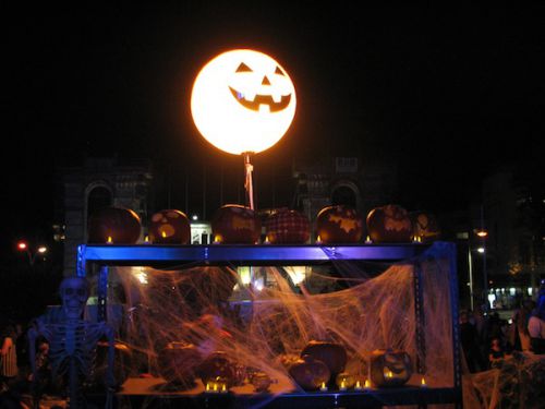 町の公園がハロウィンパーティー会場