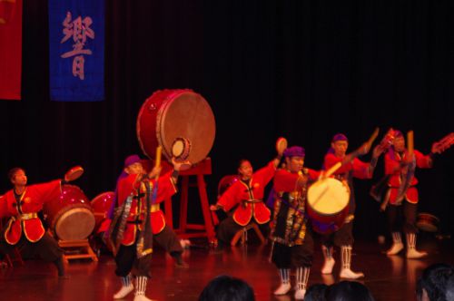 躍動感あふれる舞台