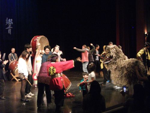 観客も舞台へ上がり、盛り上がったフィナーレ