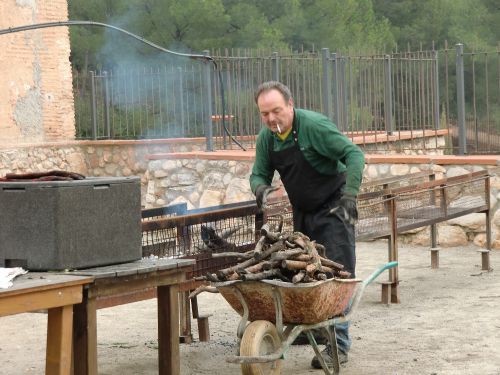 焼く準備をしているセニョールは無口だが、ワインをドーンとサービスしてくれた。