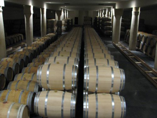 樽の中で赤ワインが熟成中です(Chateau Pichon-Longvilleにて)