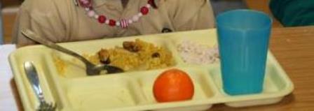 ある日の給食。値段に比べて…？というところでしょうか（笑）