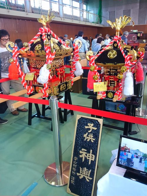 木工家具コーナー内で展示されていた富山刑務所作の神輿