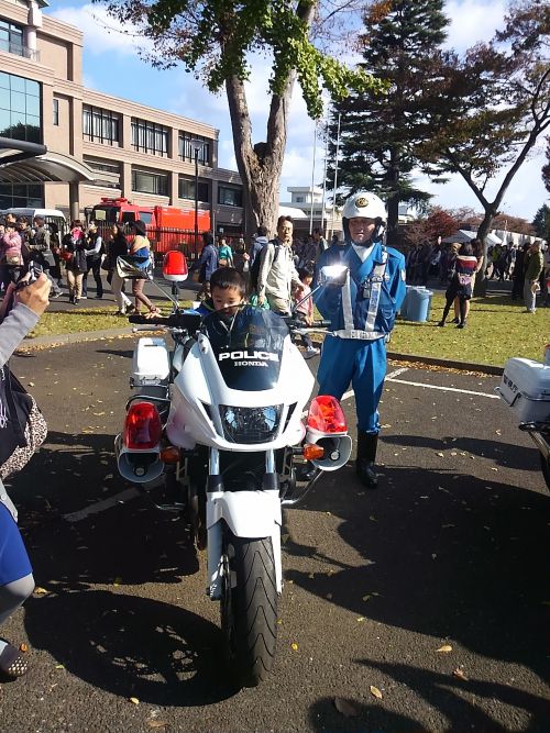 隊員の方と一緒に本物の白バイに乗ってハイポーズ。