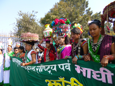 歌え、踊れで大通りを大行進