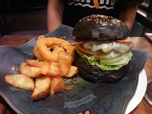 こちらが漆黒のロマンスバーガー。黒いです！