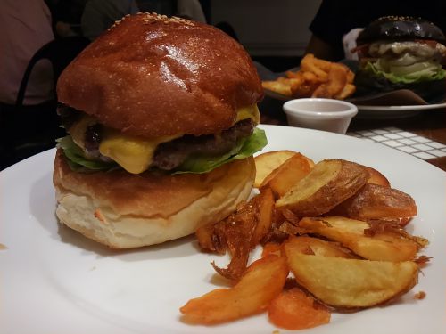 バーガーの背が高いです。大きな口で頬張ります。