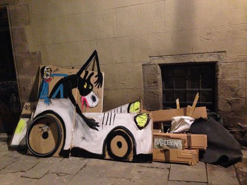 左に「Art is trash 」と記されているのに注目！