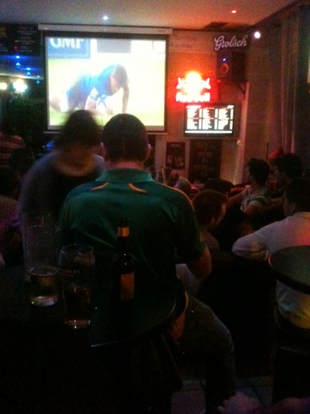 巨大スクリーンが４つも完備