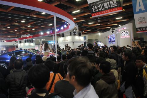 モーターショーの華　コンパニオンを囲むアマチュアカメラマンや一般客