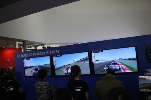 ポルシェのブースより
