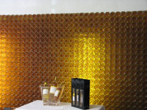まさに蜂の巣の様...金色に光るボトルたちに
