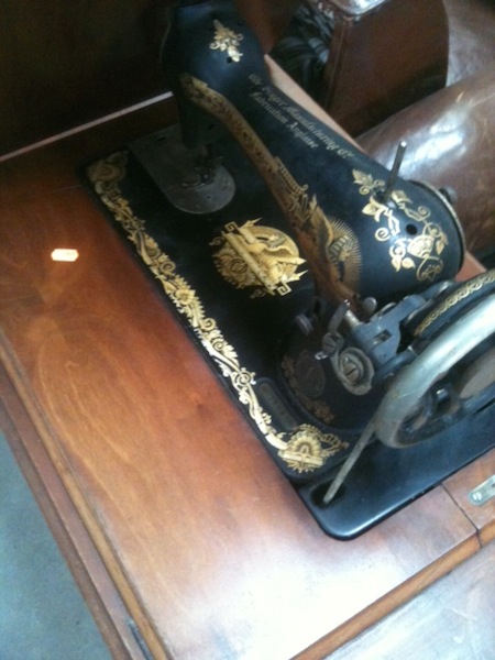 素晴らしい骨董ミシン！けれどお値段35ユーロ！